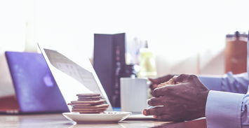 白领吃饭的工具电脑图片相关长尾关键词有哪些